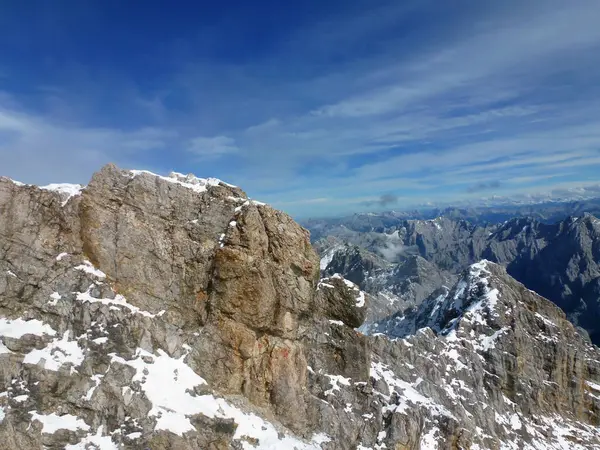 Rotsachtige Hoge Eindeloze Bergen Onder Een Heldere Blauwe Hemel Winterkoud — Stockfoto
