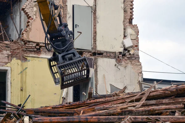 挖掘机桶拆除了老房子 并拆除了被损坏的地板梁 建筑工地 — 图库照片