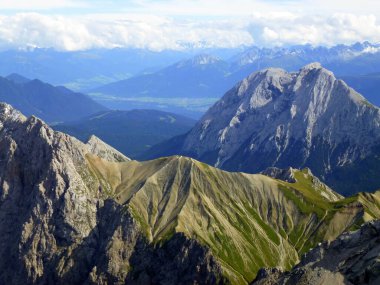 Yüksek dağların kayalık yamaçlarında mavi bir ufuk çizgisi var. Yukarıdan bak. Güzel doğal manzara