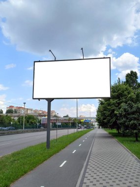 Sokakta reklam yapmak için izole edilmiş boş beyaz alan şablonu var. Perspektifte bölünmüş bir kaldırımda büyük tahta