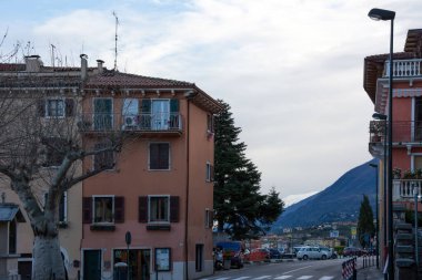Mavi gökyüzünün altında eski binaları olan bir dağın yakınındaki küçük bir taşra kasabasının sokakları. Şehir manzarası