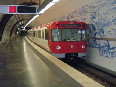 Modern bir metro treni, durak ve iniş istasyonuna perspektiften yaklaşır. Şehir içi elektrik taşımacılığı