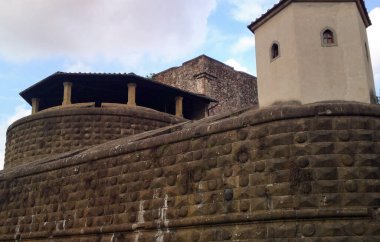 İngiltere 'de, İngiltere' de yüksek tuğlalı duvarları olan bir ortaçağ kalesinin dış kalesi. Açık bir gökyüzünün arka planında yer almaktadır