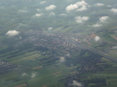 Altında birçok özel evi olan büyük bir şehrin manzarası. Deniz kıyısı uzaktan görülebilir. Uçaktan görüntüle