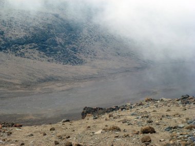 Dağlardaki vadide büyük bir çöl vadisi. Küçük bir sis tırmanıyor. Kurak çöl manzarası