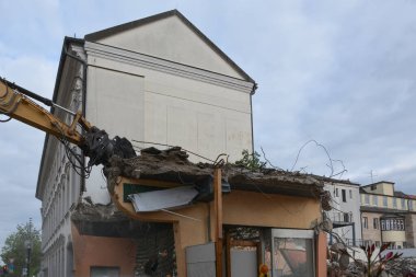 Modern bir şehrin caddesindeki bir binayı kazıcı kullanarak sökmek. Şehirlerin yeniden inşası ve yenilenmesi