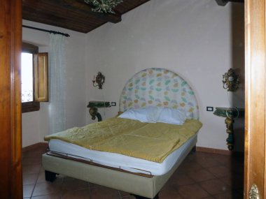 Yatak odası özel bir ev, daire ya da çift kişilik yataklı bir otel. İnsanlar olmadan günlük yaşantımızda rahat bir yaşam.