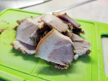 Pastırma dilimlenmiş ve domuz yağı yakından çekilmiş. Sağlıksız yiyeceklere bir örnek. Ev yapımı kahvaltı.