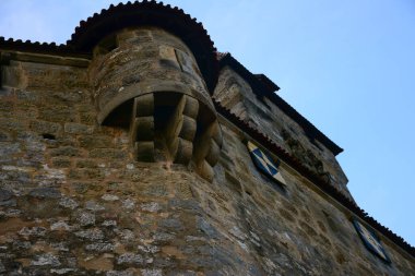 İngiltere, İngiltere 'de bir ortaçağ kalesinin duvarındaki bir taretin alt görüntüsü. Gökyüzü arkaplanının görüntüsü