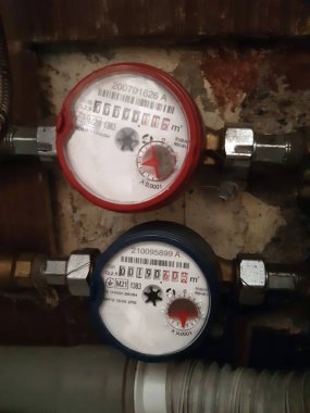 Eski sıcak ve soğuk su dağıtıcıları farklı renklerde yakın plan bir sınır yakınında.