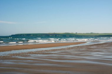 Gelgitin sonucu olarak, deniz kıyısında geniş bir kum şeridi açığa çıktı. Doğal turist manzarası ve yürüyüş için yerler