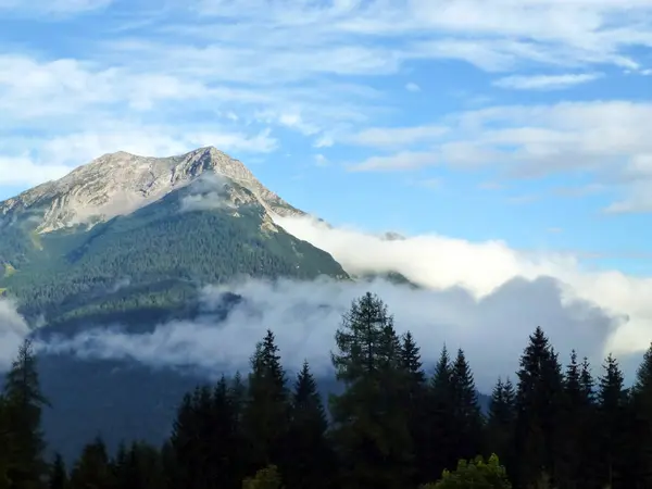 Ein Malerischer Blick Auf Einen Mit Grünem Wald Bewachsenen Bergfelsen — Stockfoto