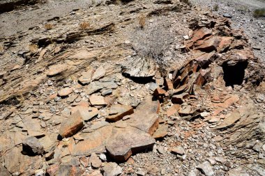 Parlak çöl güneşinde kırık taşlar. Yukarıdan bak. Gezegenin iklimi ve susuzluğu.