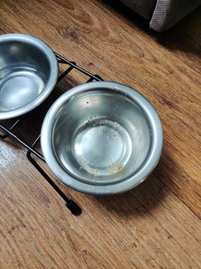 Yerde boş demir kedi ya da köpek tabağı var. Yukarıdan görüntüle