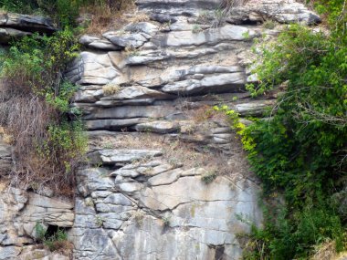 Katmanlı granit taşlardan dikey granit kayalar. Yan görüş. Jeoloji ve doğal çevre
