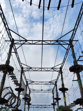 Halat parkı eğlence parkının mavi gökyüzü arka planına karşı insanların olmadığı alt görünümü. Aşağıdan görüntüle