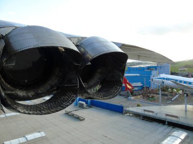 Bir yolcu uçağının türbin başlıkları havaalanına yaklaşıyor. Uçak gövdesinin bir parçası.