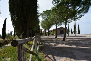 Ahşap çitleri ve ağaçları olan eski malikane.