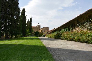 Almanya 'da eski bir şatonun avlusunda çimenli bir çim ve fayanslı bir kaldırım var.