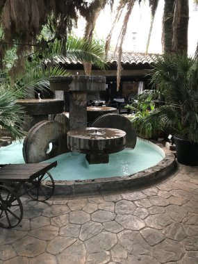 Çeşmeli ve dekoratif süslemeli rahat bir otelin avlusunun içi. Otel işi için ilginç bir çözüm örneği.