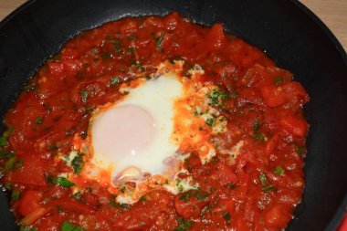 Geleneksel doğu mutfağından hazır Shakshuka yemeği. Üst Manzara. Evde yemek pişirmek.