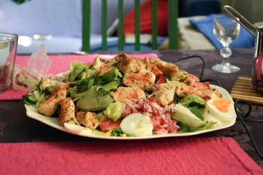 Masadaki tabakta Sezar salatası hazır olsun. Restoranların ve kafelerin menüsü. Yan görünüm