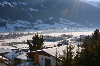 Kışın güneş altında bir kayak merkezinin binaları. Yukarıdan görüntüle
