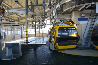 Kayak merkezindeki dağdaki binadan kayak asansörlerine bak. Tatilci kayakçılar ve snowboardcular için teknik bir çözüm örneği