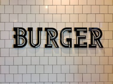 Lokanta reklamı olarak ışık döşeli duvarda 