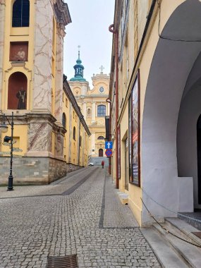 Parke taşları ve çeşitli binaların ön cepheleriyle eski bir İtalyan şehrinin pitoresk, boş dar bir caddesi.