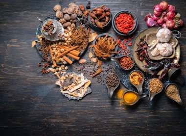 Pişirmek için kırmızı köri, haşlanmış veya soğan, sarımsak, kurutulmuş biber, kırmızı biber, kişniş köftesi, goji üzümü, zerdeçal tozu, zerdeçal tozu gibi üst düzey bitkiler..