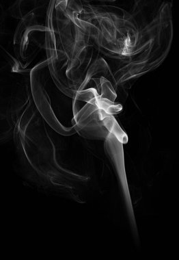 Siyah arka planda beyaz duman. duman beyaz ışık