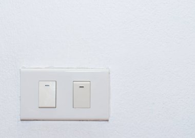 Duvara monte edilmiş lamba anahtarı beton duvara gömülü. Işığı açmak için duvara yerleştirilmiş elektrikli ekipman..