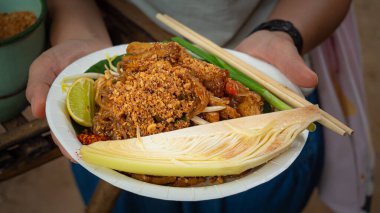 Pad Thai, taze karides, popüler yemek, Tayland 'da ünlü. Bir çeşit erişte, kızarmış et ya da deniz ürünü, kalamar, yer fıstığı serpiştirilmiş, şekerli, balık soslu ve acı biberli..