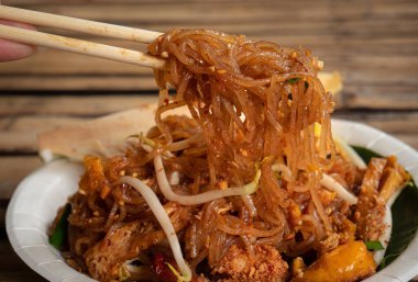 Pad Thai, taze karides, popüler yemek, Tayland 'da ünlü. Bir çeşit erişte, kızarmış et ya da deniz ürünü, kalamar, yer fıstığı serpiştirilmiş, şekerli, balık soslu ve acı biberli..