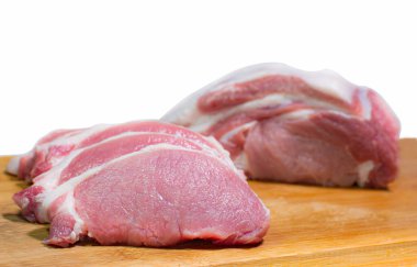 Domuz eti, kırmızı et, domuz filetosu, içine yağ katılmış. Küp küp doğra. Taze domuz eti dilimlenmiş tahta kesim tahtasına, beyaz bir yüzeye ya da arka plana koyun..