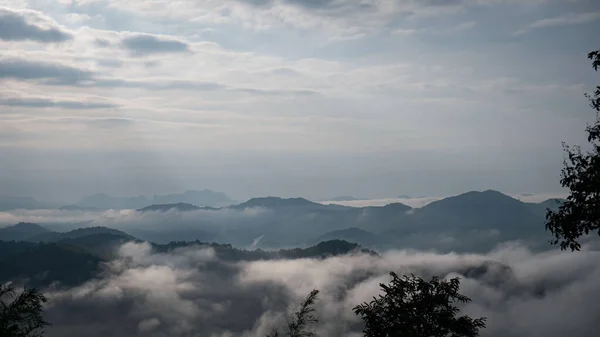 Terreno São Montanhas Complexas Pela Manhã Sol Nasce Nevoeiro Cobre — Fotografia de Stock