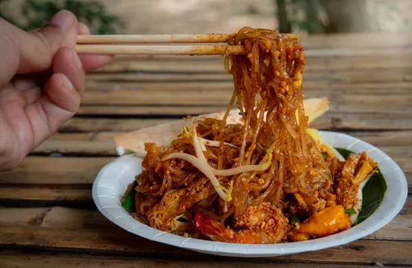 Taze karides Pad Thai, Tayland 'da ünlü bir yemektir. Bir tür erişte, kızarmış et ya da deniz ürünü, yer fıstığı, şeker, balık sosu ve acı biber tozu ile tatlandırılmış kalamar.