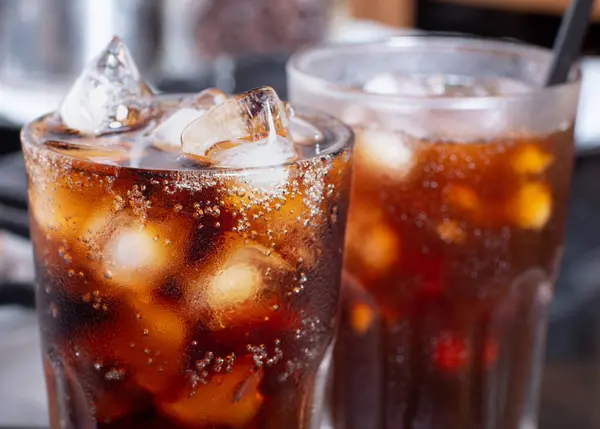 Cola Com Gelo Picado Vidro Gotas Água Redor Bebida Fresca Imagens De Bancos De Imagens