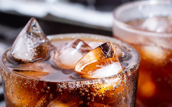 Cola Com Gelo Picado Vidro Gotas Água Redor Bebida Fresca Fotos De Bancos De Imagens