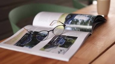 Şehrin dışındaki özel bir evin yakınındaki ahşap masa.