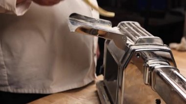 Şef mutfakta makarna hazırlıyor.