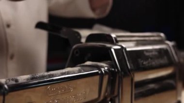 Şef mutfakta makarna hazırlıyor.