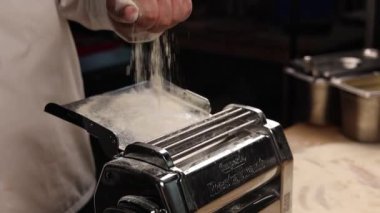 Şef mutfakta makarna hazırlıyor.