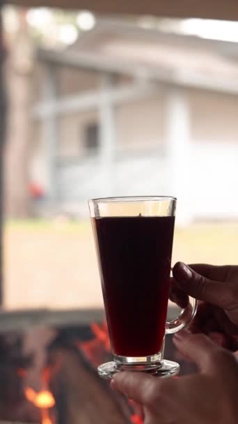 Bir Adam Evin Yanında Sıcak Sıcak Şarap Içiyor — Stok video