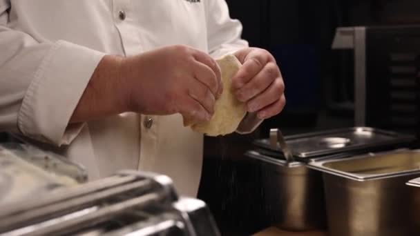 Kokken Tilbereder Pasta Kjøkkenet – stockvideo