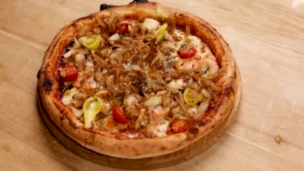 Szef Kuchni Przygotowuje Pizzę Restauracji — Wideo stockowe