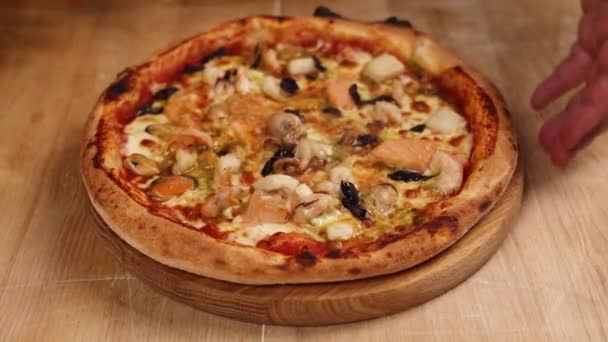 Chef Kok Bereidt Pizza Het Restaurant — Stockvideo