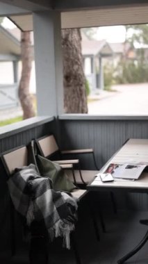 Kedi evin avlusunda oynuyor.