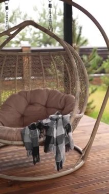 Evin yakınındaki koza sandalyesinde.